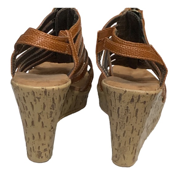 Comfy Stylish Tan Wedge Heels by Aerosoles. Size 6 - Picture 3 of 6